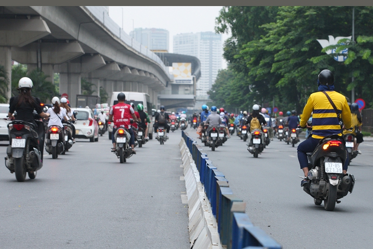 Đường Nguyễn Trãi ra sao trong ngày đầu phân làn tách riêng ô tô, xe máy? - Ảnh 2. Đường Nguyễn Trãi ra sao trong ngày đầu phân làn tách riêng ô tô, xe máy? - Ảnh 2.