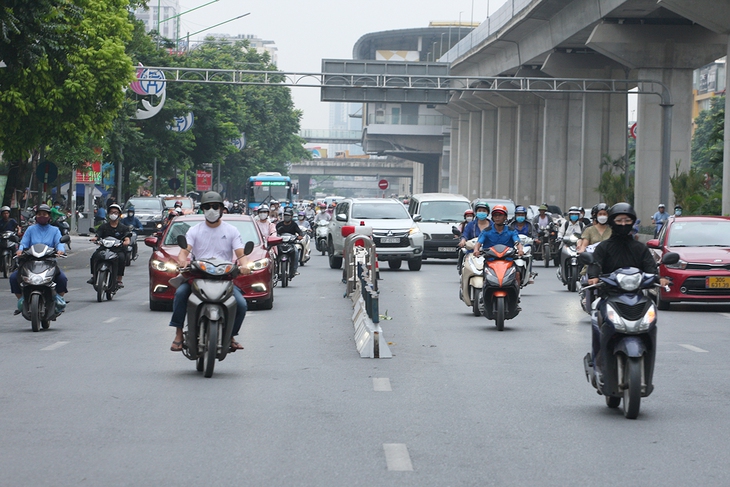 Đường Nguyễn Trãi ra sao trong ngày đầu phân làn tách riêng ô tô, xe máy? - Ảnh 12. Đường Nguyễn Trãi ra sao trong ngày đầu phân làn tách riêng ô tô, xe máy? - Ảnh 12.