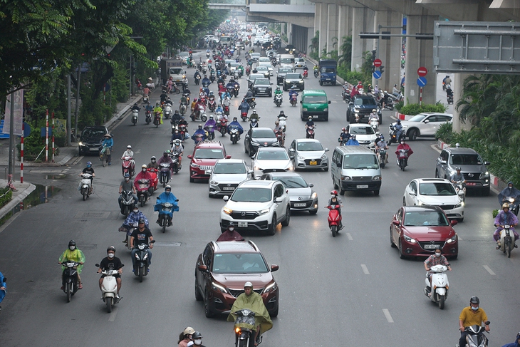 Đường Nguyễn Trãi ra sao trong ngày đầu phân làn tách riêng ô tô, xe máy? - Ảnh 11. Đường Nguyễn Trãi ra sao trong ngày đầu phân làn tách riêng ô tô, xe máy? - Ảnh 11.