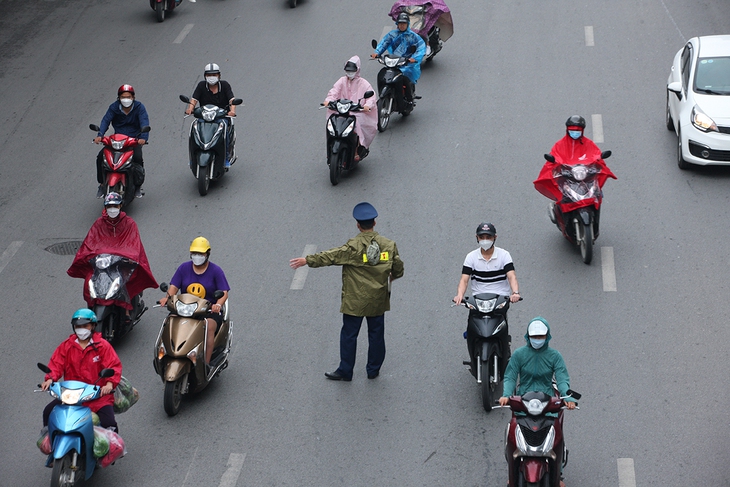Đường Nguyễn Trãi ra sao trong ngày đầu phân làn tách riêng ô tô, xe máy? - Ảnh 10. Đường Nguyễn Trãi ra sao trong ngày đầu phân làn tách riêng ô tô, xe máy? - Ảnh 10.