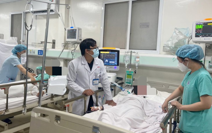 4 nam nữ thanh niên ngộ độc nguy kịch do uống rượu không rõ nguồn gốc