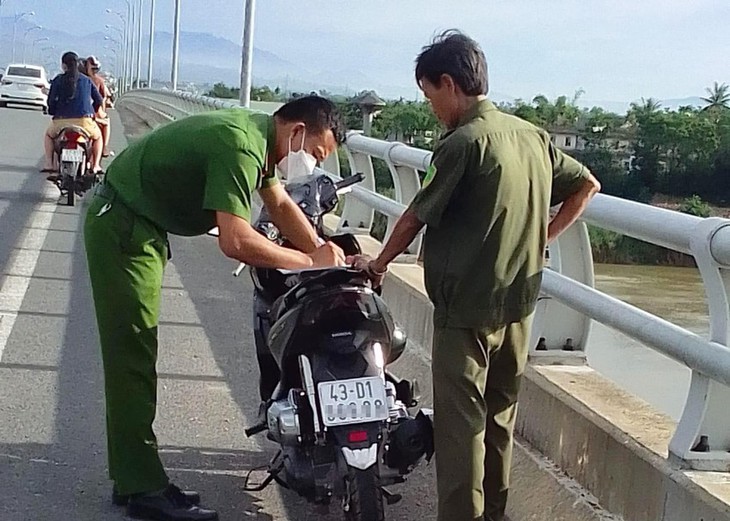 Nhảy cầu tự vẫn trúng ngay chỗ nước cạn, bị gãy chân - Ảnh 2.