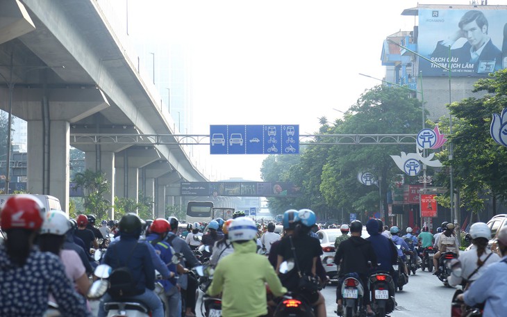 Hà Nội: Ngán ngẩm cảnh giao thông lộn xộn sau phân làn xe ở đường Nguyễn Trãi