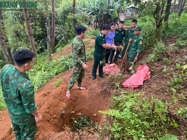 Cận cảnh tiêu huỷ cả tạ thực vật dạng củ, nghi là sâm vận chuyển trái phép về Việt Nam - Ảnh 6.