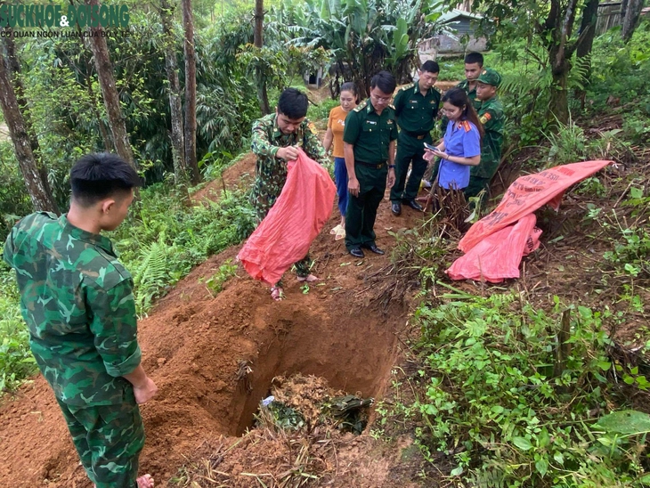 Cận cảnh tiêu huỷ cả tạ thực vật dạng củ, nghi là sâm vận chuyển trái phép về Việt Nam - Ảnh 5.