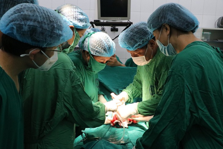 12 tuần sau khi 'vá' tử cung của sản phụ: Bác sĩ và gia đình vỡ oà hạnh phúc vì 'mẹ tròn con vuông' - Ảnh 1.