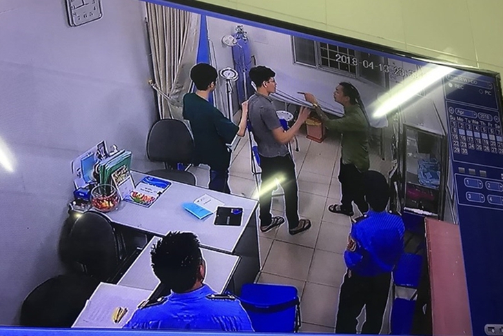 Đừng để hành hung bác sĩ trở thành...'thói quen' - Ảnh 2. Đừng để hành hung bác sĩ trở thành...'thói quen' - Ảnh 2.