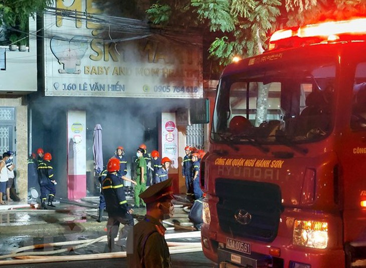 Dập tắt kịp thời vụ cháy cửa hàng mẹ và bé, nhiều người thoát nạn - Ảnh 1.