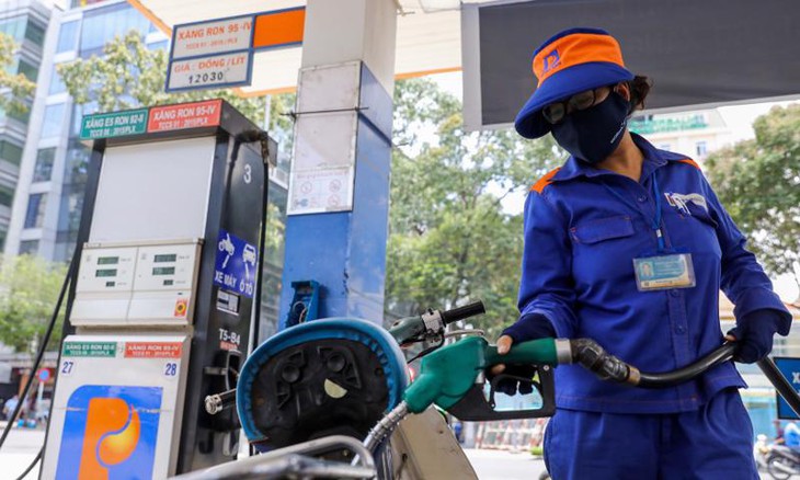 Chính phủ quyết giảm 10% thuế nhập khẩu ưu đãi đối với xăng - Ảnh 2.