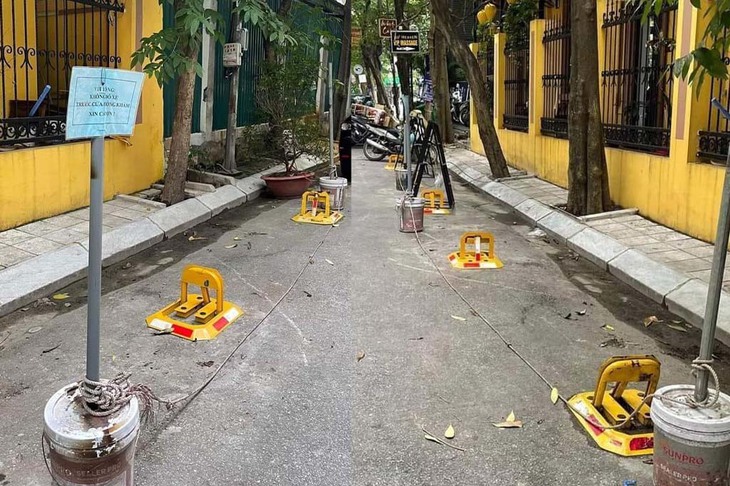 Khi chủ nhà hành xử theo ‘luật riêng’, tự ý lắp cọc cấm đỗ xe dưới lòng đường  - Ảnh 1.