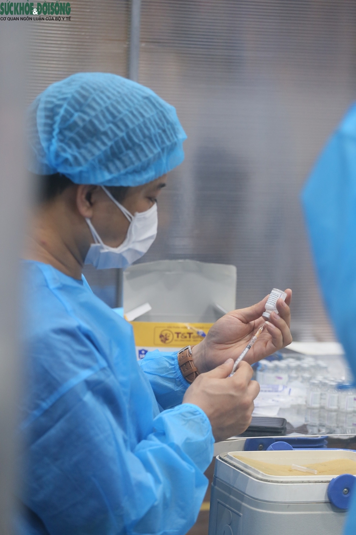 Hà Nội yêu cầu rà soát, không bỏ sót đối tượng để tuyên truyền, tổ chức tiêm vaccine phòng COVID-19 - Ảnh 3. Hà Nội yêu cầu rà soát, không bỏ sót đối tượng để tuyên truyền, tổ chức tiêm vaccine phòng COVID-19 - Ảnh 3.