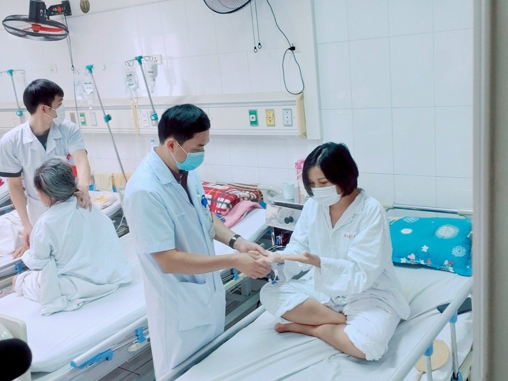 Cứ hồi hộp, lo lắng, mồ hôi lại chảy thành giọt, khiến cô gái tự ti với 'bàn tay ma lạnh ngắt' - Ảnh 1.