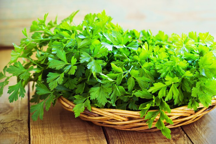 6 cách dùng thảo dược “đánh tan” vết bầm tím - Ảnh 2.