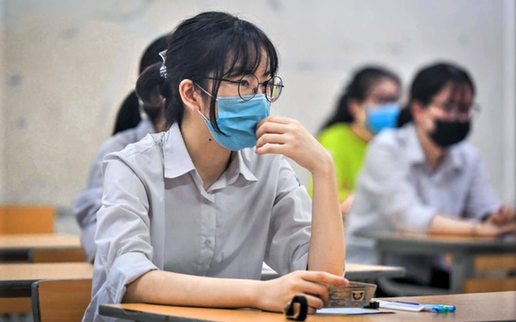 Tăng học phí ở các trường tự chủ tài chính: Áp lực lớn dồn lên vai người học