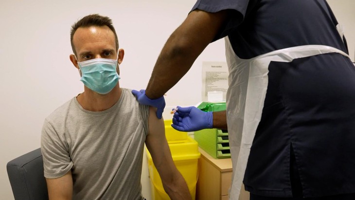 Tiêm vaccine đậu mùa khỉ ở trong lớp da thay vì dưới lớp da nhằm tiêm được cho nhiều người hơn - Ảnh 2.