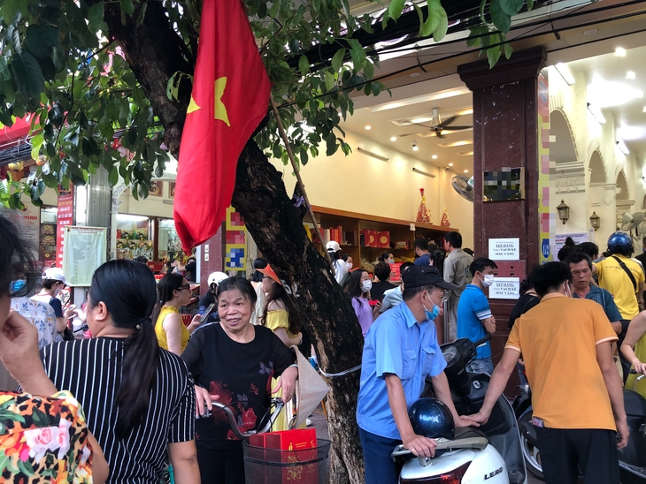 Hiệu bánh Trung thu nổi tiếng Hải Phòng dùng 'chiêu trò' câu khách hay thực sự là loại bánh ngon 'đỉnh cao' ? - Ảnh 1. Hiệu bánh Trung thu nổi tiếng Hải Phòng dùng 'chiêu trò' câu khách hay thực sự là loại bánh ngon 'đỉnh cao' ? - Ảnh 1.