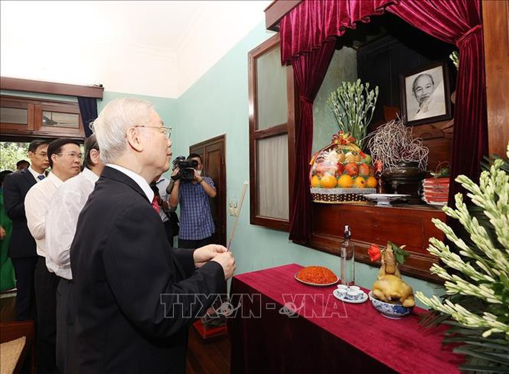 Tổng Bí thư dâng hương tưởng niệm Chủ tịch Hồ Chí Minh - Ảnh 1. Tổng Bí thư dâng hương tưởng niệm Chủ tịch Hồ Chí Minh - Ảnh 1.