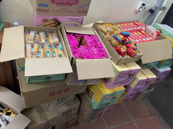 Thu giữ hàng nghìn bánh trung thu nhập lậu đang tập kết chờ "suýt" lên mâm cỗ  - Ảnh 1.