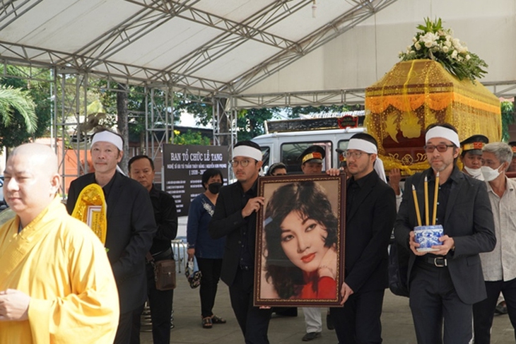 4 người con trai cùng gia đình, đồng nghiệp tiễn biệt minh tinh điện ảnh Thẩm Thúy Hằng - Ảnh 2.