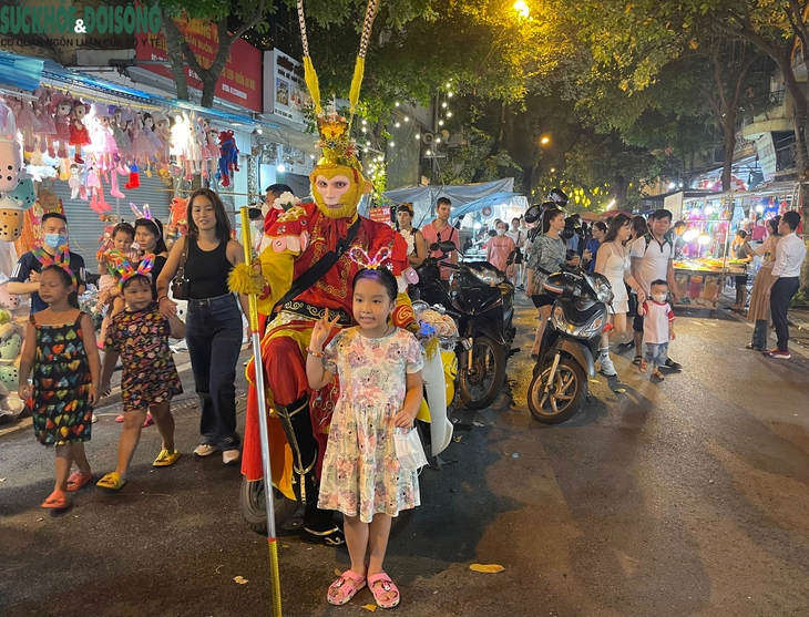 Phố Trung thu Hàng Mã đông đúc đến "nghẹt thở" trước giờ G - Ảnh 10.