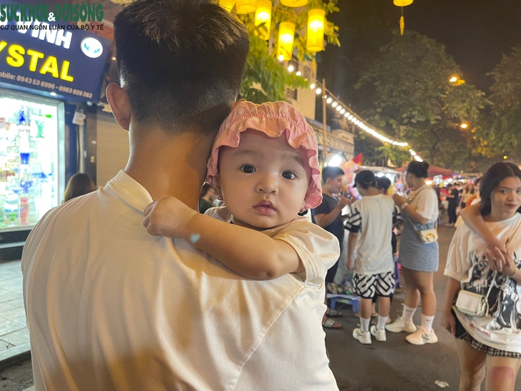 Phố Trung thu Hàng Mã đông đúc đến "nghẹt thở" trước giờ G - Ảnh 11.