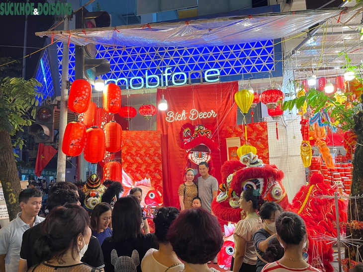 Phố Trung thu Hàng Mã đông đúc đến "nghẹt thở" trước giờ G - Ảnh 9.