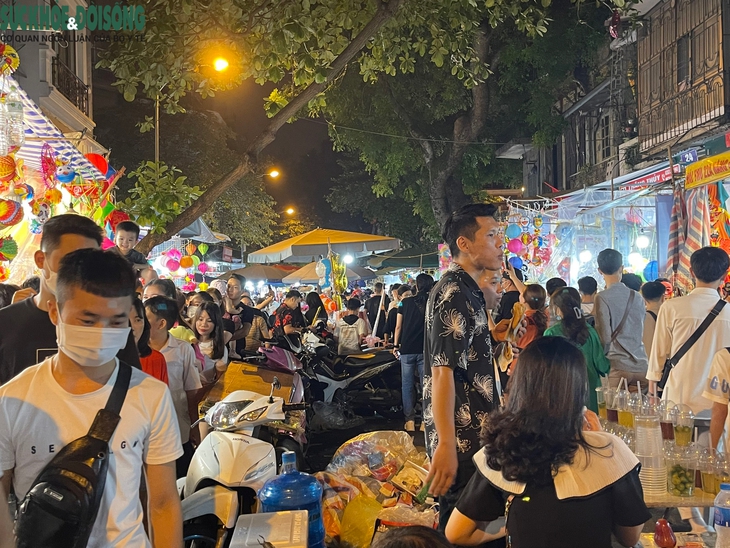 Phố Trung thu Hàng Mã đông đúc đến "nghẹt thở" trước giờ G - Ảnh 1.