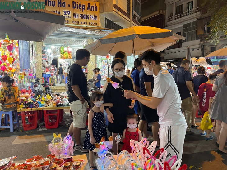 Phố Trung thu Hàng Mã đông đúc đến "nghẹt thở" trước giờ G - Ảnh 7.