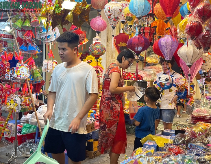 Phố Trung thu Hàng Mã đông đúc đến "nghẹt thở" trước giờ G - Ảnh 6.