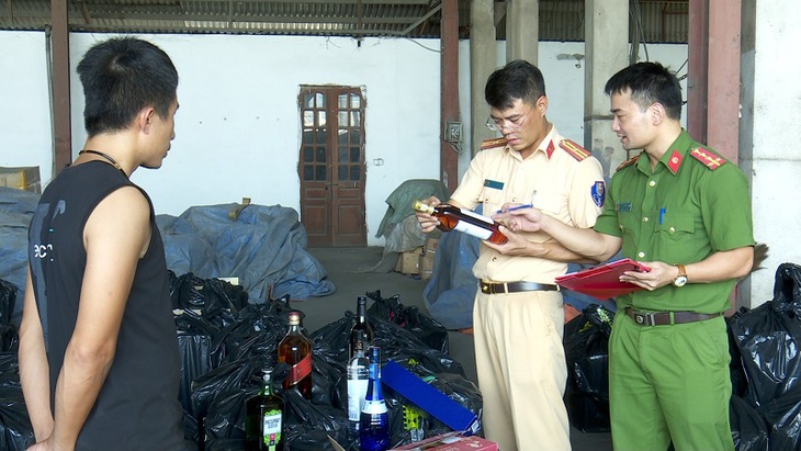 Vận chuyển hơn 2.000 chai rượu nhập lậu ra Hà Nội tiêu thụ - Ảnh 2.