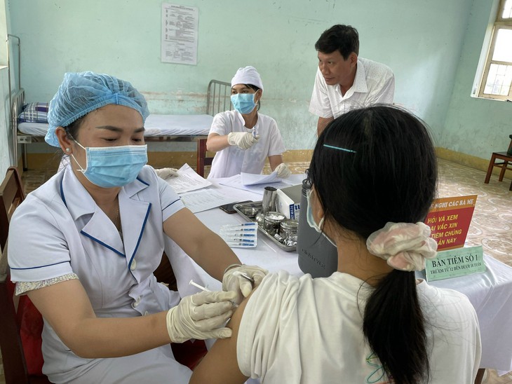 Hàng loạt tỉnh, thành vẫn tiêm vaccine COVID-19 mũi 3 và 4, tiêm cho trẻ từ 5 - dưới 12 tuổi chậm, thấp - Ảnh 1. Hàng loạt tỉnh, thành vẫn tiêm vaccine COVID-19 mũi 3 và 4, tiêm cho trẻ từ 5 - dưới 12 tuổi chậm, thấp - Ảnh 1.