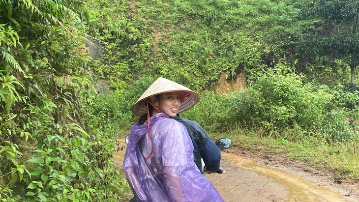 Ấm lòng trước khoảnh khắc Hoa hậu Thuỳ Tiên đội mưa đi từ thiện ở Sơn La - Ảnh 1. Ấm lòng trước khoảnh khắc Hoa hậu Thuỳ Tiên đội mưa đi từ thiện ở Sơn La - Ảnh 1.