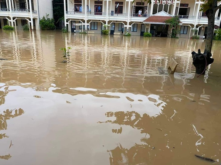 Sập cầu treo, lũ cuốn trôi người, trường ‘biến’ thành sông do mưa lớn ở Sơn La - Ảnh 3. Sập cầu treo, lũ cuốn trôi người, trường ‘biến’ thành sông do mưa lớn ở Sơn La - Ảnh 3.