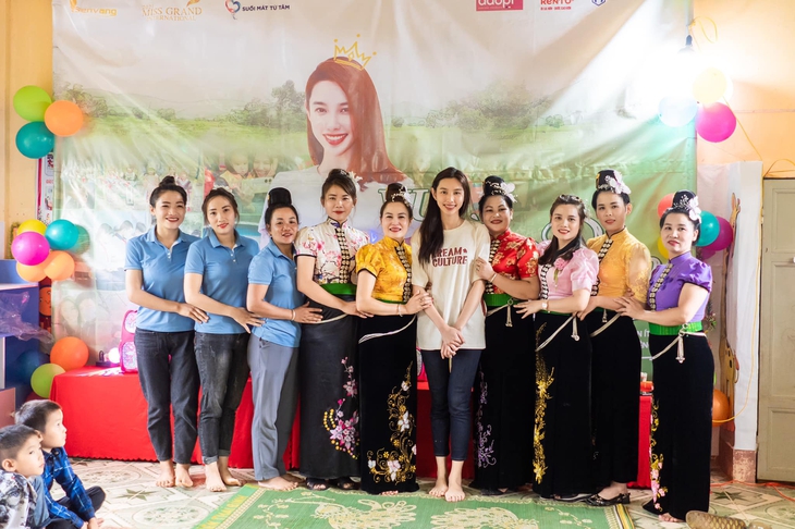 Ấm lòng trước khoảnh khắc Hoa hậu Thuỳ Tiên đội mưa đi từ thiện ở Sơn La - Ảnh 12. Ấm lòng trước khoảnh khắc Hoa hậu Thuỳ Tiên đội mưa đi từ thiện ở Sơn La - Ảnh 12.