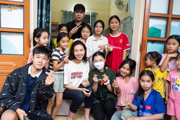 Ấm lòng trước khoảnh khắc Hoa hậu Thuỳ Tiên đội mưa đi từ thiện ở Sơn La - Ảnh 10. Ấm lòng trước khoảnh khắc Hoa hậu Thuỳ Tiên đội mưa đi từ thiện ở Sơn La - Ảnh 10.