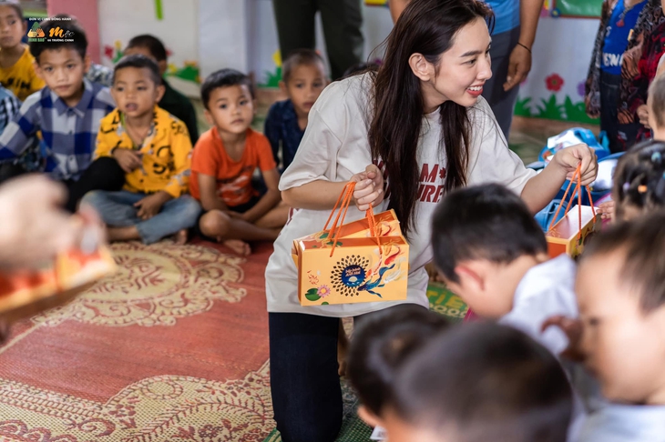 Ấm lòng trước khoảnh khắc Hoa hậu Thuỳ Tiên đội mưa đi từ thiện ở Sơn La - Ảnh 6. Ấm lòng trước khoảnh khắc Hoa hậu Thuỳ Tiên đội mưa đi từ thiện ở Sơn La - Ảnh 6.