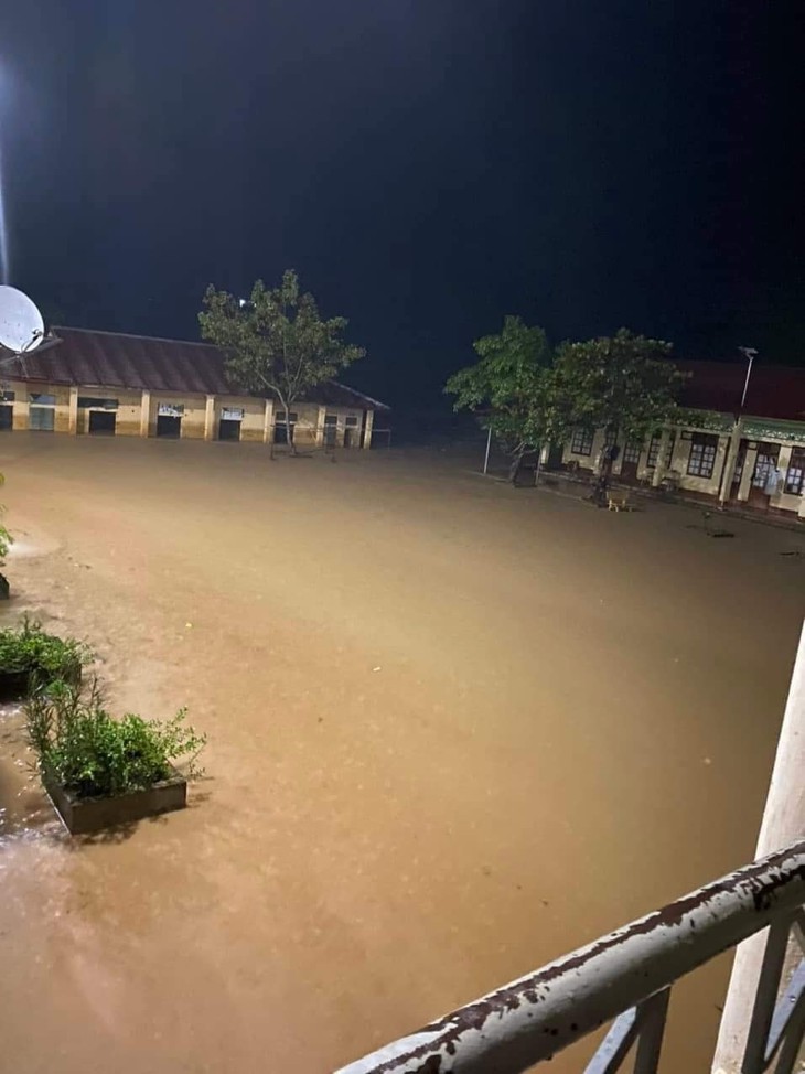 Sập cầu treo, lũ cuốn trôi người, trường ‘biến’ thành sông do mưa lớn ở Sơn La - Ảnh 2. Sập cầu treo, lũ cuốn trôi người, trường ‘biến’ thành sông do mưa lớn ở Sơn La - Ảnh 2.