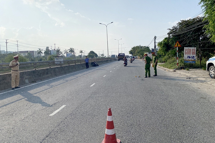 Ngăn chặn hành vi vi phạm giao thông, Thiếu tá CSGT bị tông gãy xương - Ảnh 1.