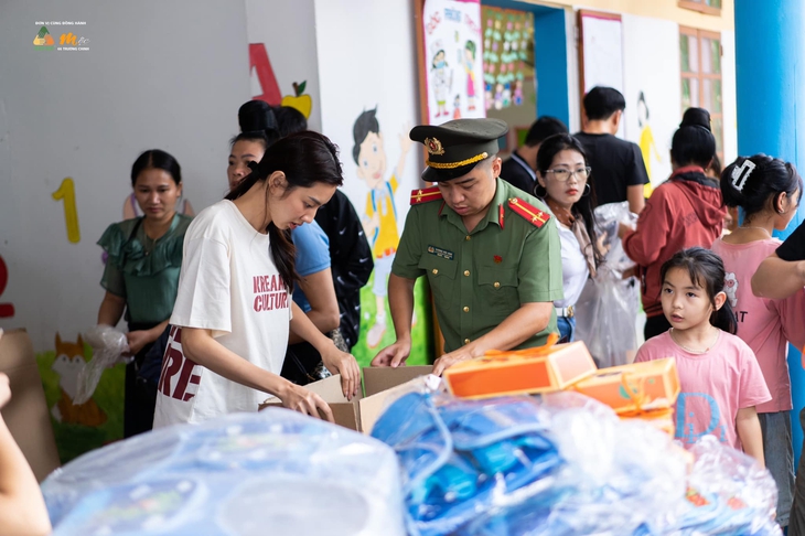 Ấm lòng trước khoảnh khắc Hoa hậu Thuỳ Tiên đội mưa đi từ thiện ở Sơn La - Ảnh 9. Ấm lòng trước khoảnh khắc Hoa hậu Thuỳ Tiên đội mưa đi từ thiện ở Sơn La - Ảnh 9.