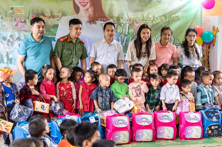 Ấm lòng trước khoảnh khắc Hoa hậu Thuỳ Tiên đội mưa đi từ thiện ở Sơn La - Ảnh 11. Ấm lòng trước khoảnh khắc Hoa hậu Thuỳ Tiên đội mưa đi từ thiện ở Sơn La - Ảnh 11.