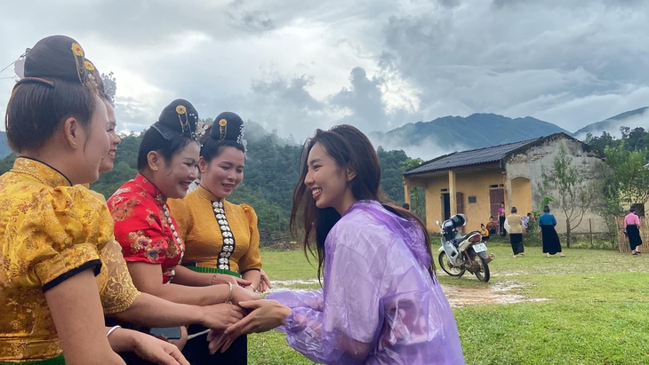 Ấm lòng trước khoảnh khắc Hoa hậu Thuỳ Tiên đội mưa đi từ thiện ở Sơn La - Ảnh 4. Ấm lòng trước khoảnh khắc Hoa hậu Thuỳ Tiên đội mưa đi từ thiện ở Sơn La - Ảnh 4.