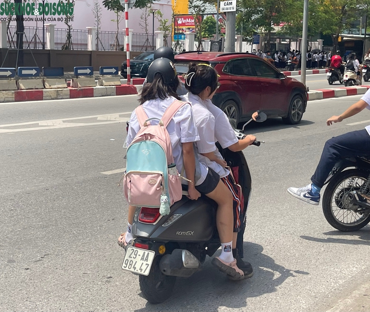 Học sinh Hà Nội "lách luật" đi xe máy điện, xe đạp điện  - Ảnh 8.