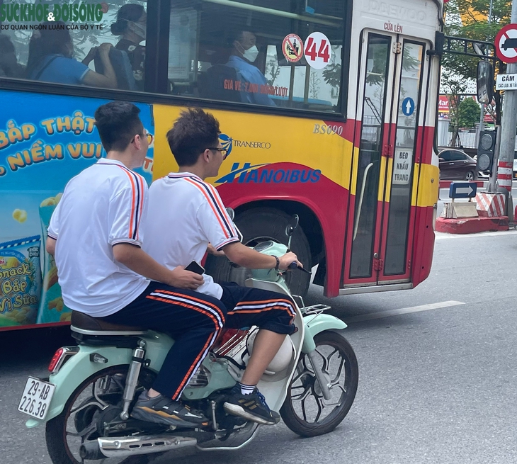 Học sinh Hà Nội "lách luật" đi xe máy điện, xe đạp điện  - Ảnh 13.