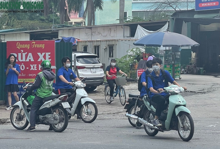 Học sinh Hà Nội "lách luật" đi xe máy điện, xe đạp điện  - Ảnh 1.
