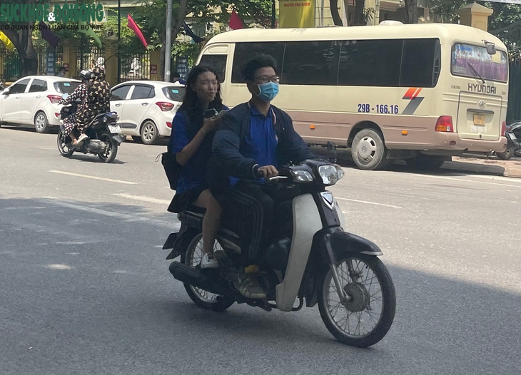 Học sinh Hà Nội "lách luật" đi xe máy điện, xe đạp điện  - Ảnh 2.