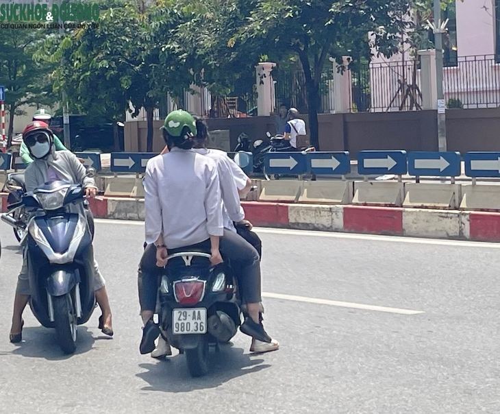 Học sinh Hà Nội "lách luật" đi xe máy điện, xe đạp điện  - Ảnh 10.