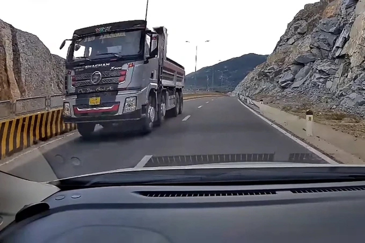 Chạy ngược chiều với tốc độ cao khi lên đèo, lái xe và chủ xe ben bị phạt nặng