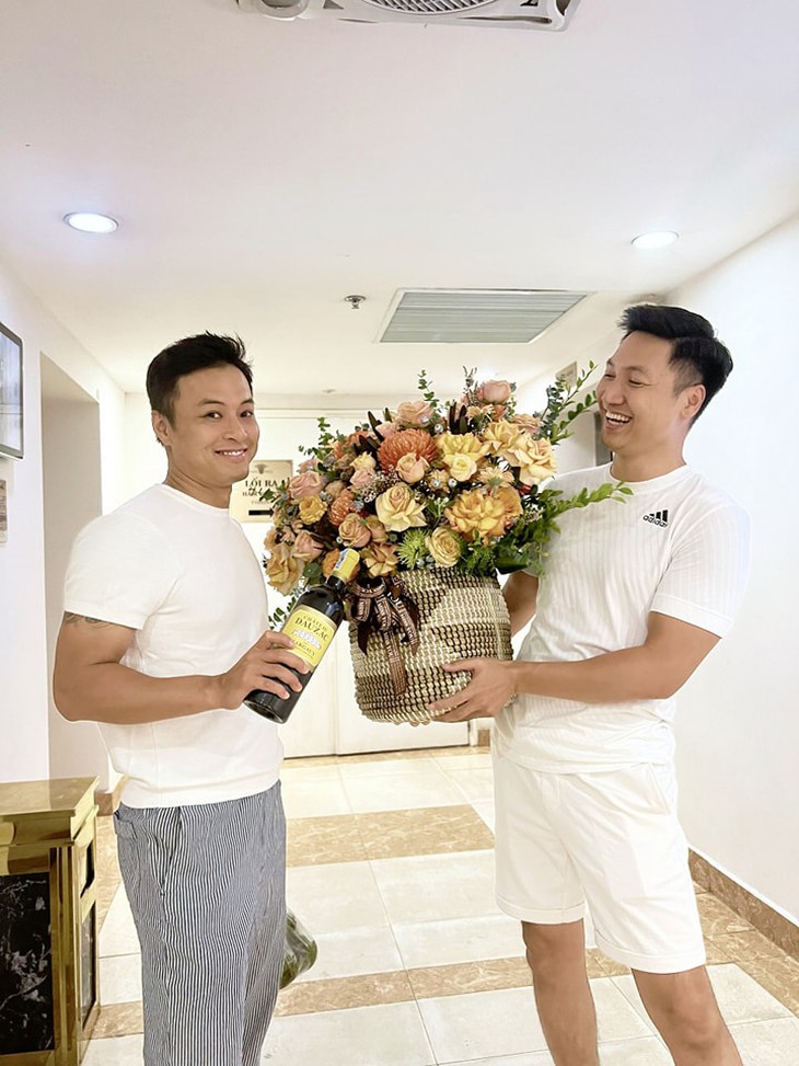 Hồng Đăng liên tục khoe ảnh chúc mừng sinh nhật Mạnh Trường bất chấp dư luận trái chiều - Ảnh 1.