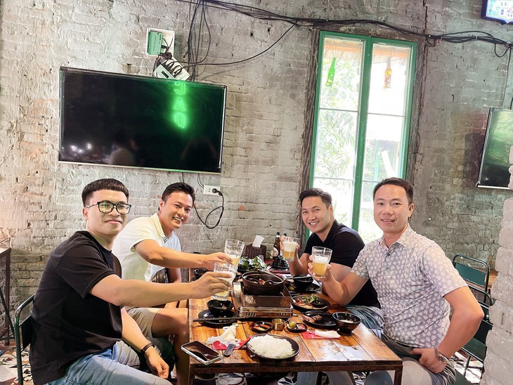 Hồng Đăng liên tục khoe ảnh chúc mừng sinh nhật Mạnh Trường bất chấp dư luận trái chiều - Ảnh 4.