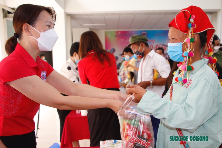 Mang yêu thương đến với bệnh nhân nghèo vùng cao - Ảnh 1.